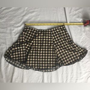 Vintage super cute black/tan checkered flowy miniskirt.